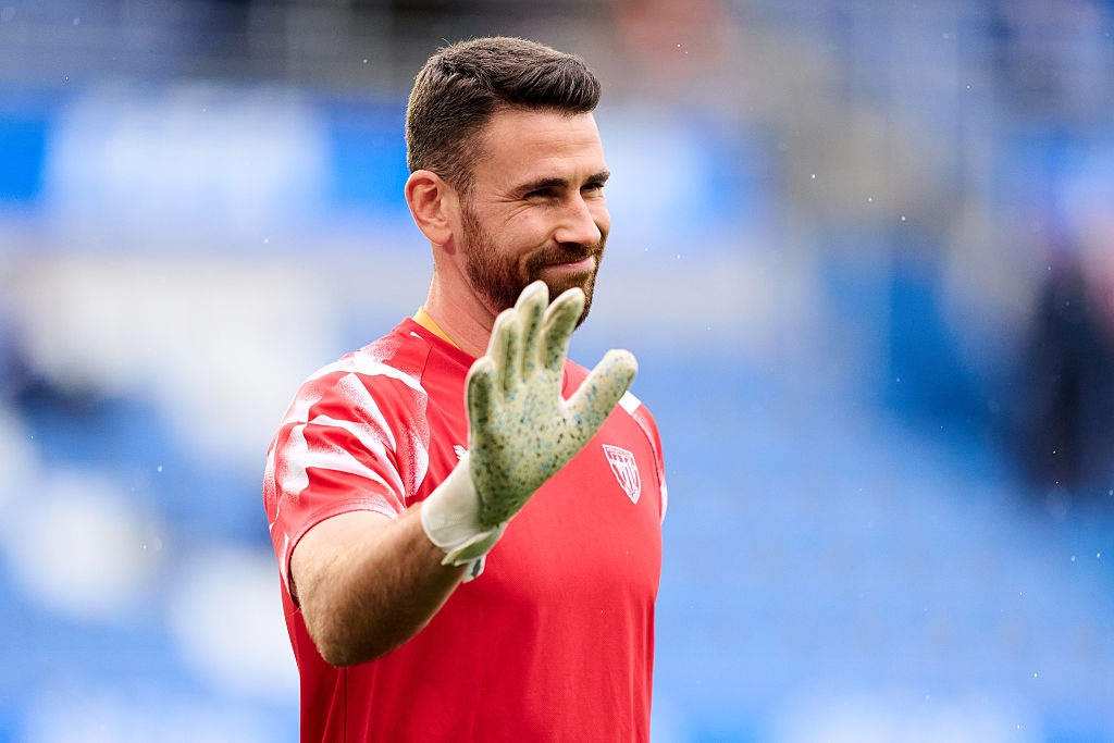 🎥 😂 Bride-to-be on the run? Unai Simón, surprise hen do guest