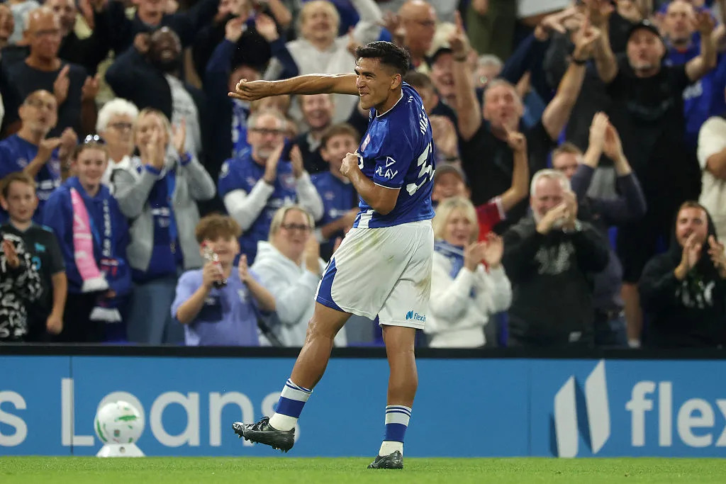 😳 Luck or skill? League Cup gets a halfway-line stunner, watch