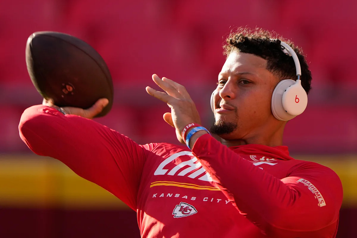 Chiefs start undrafted rookie Kahlil Benson at left tackle with Josh Simmons out in opener vs Denver
