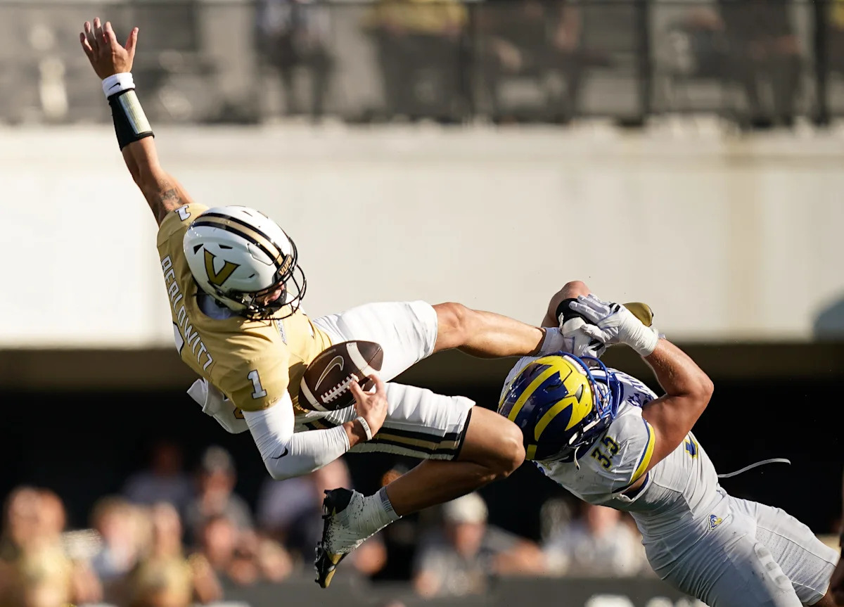 Blaze Berlowitz booed after fumble, blocked punt give Delaware lead vs Vanderbilt football