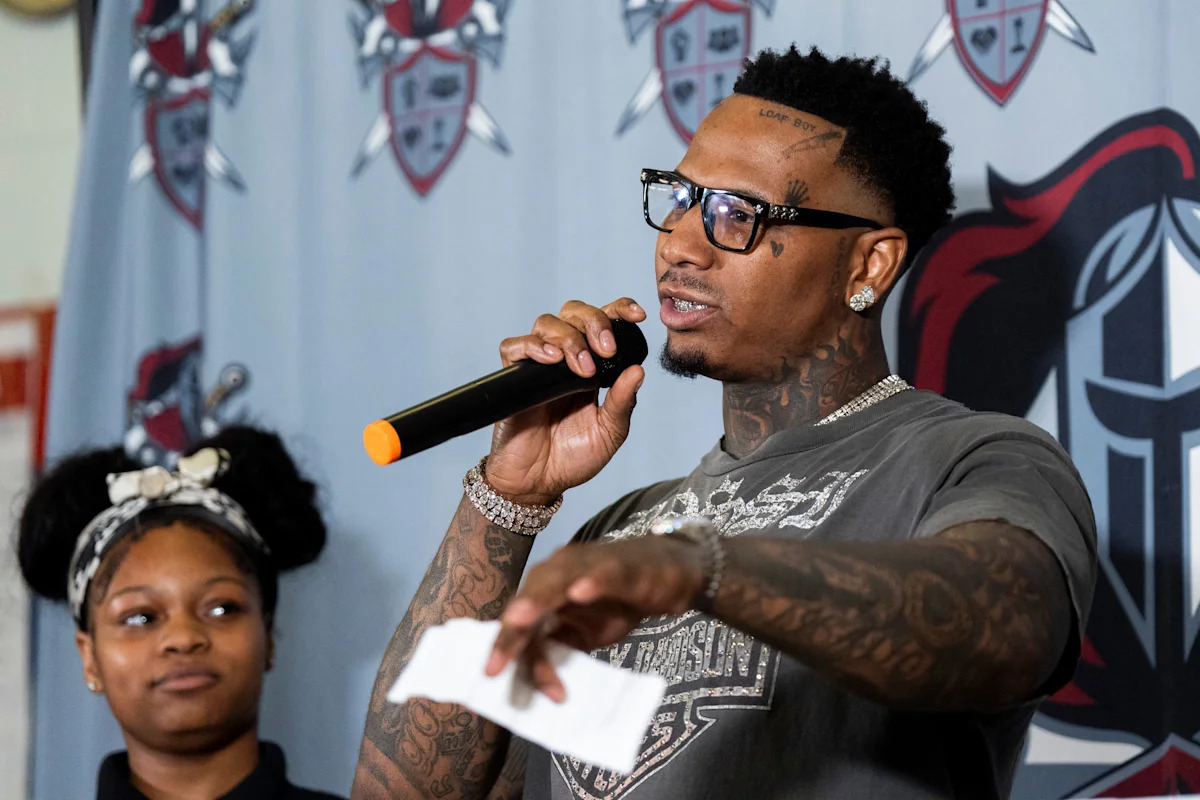 Moneybagg Yo hypes up Memphis Tigers football team with surprise visit